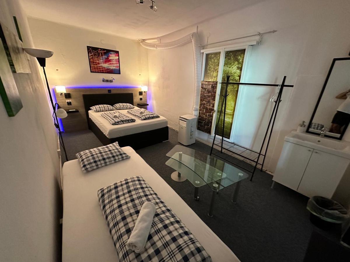 Hostel Lovely Rooms, City Center, Shared Bathroom, Windows To Corridor Villach Exterior photo